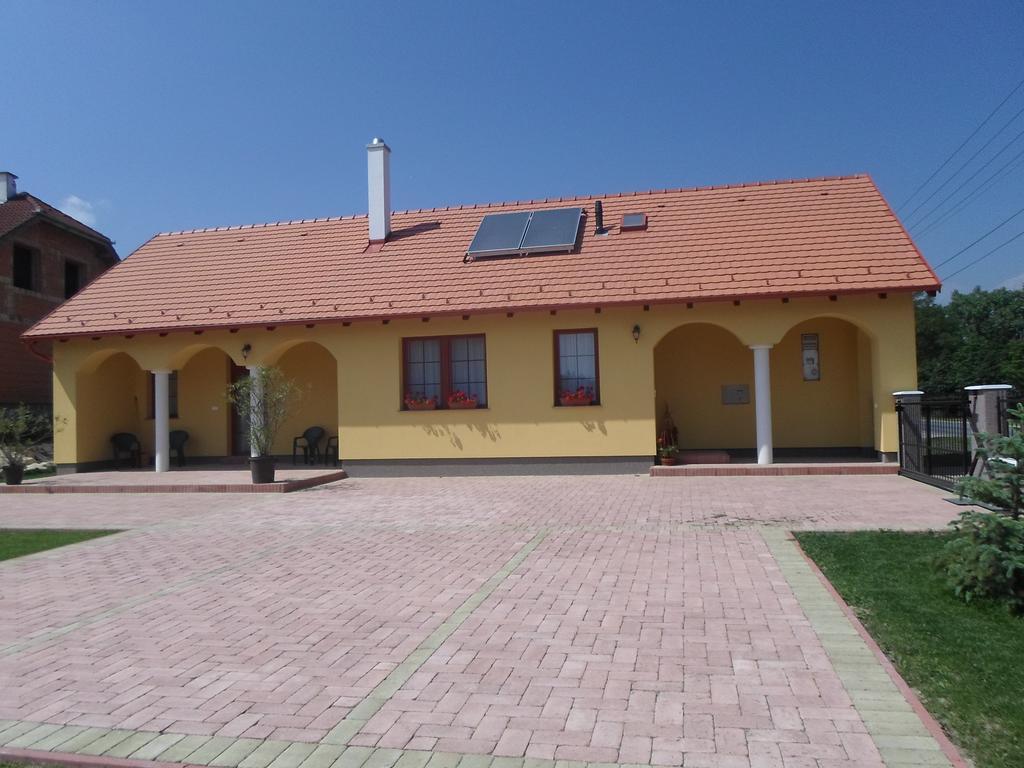 Kiserdo Vendeghaz Rajka Exterior photo