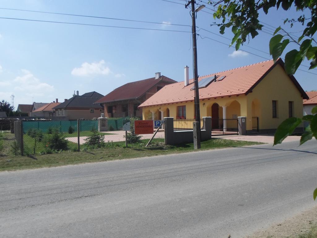 Kiserdo Vendeghaz Rajka Exterior photo