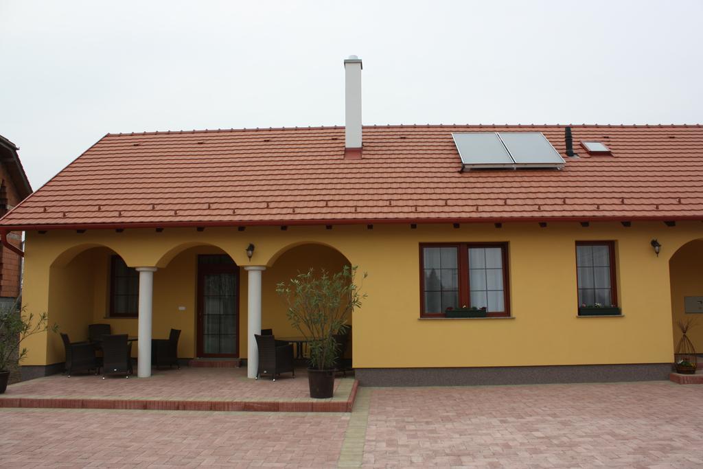 Kiserdo Vendeghaz Rajka Exterior photo