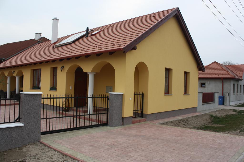 Kiserdo Vendeghaz Rajka Exterior photo